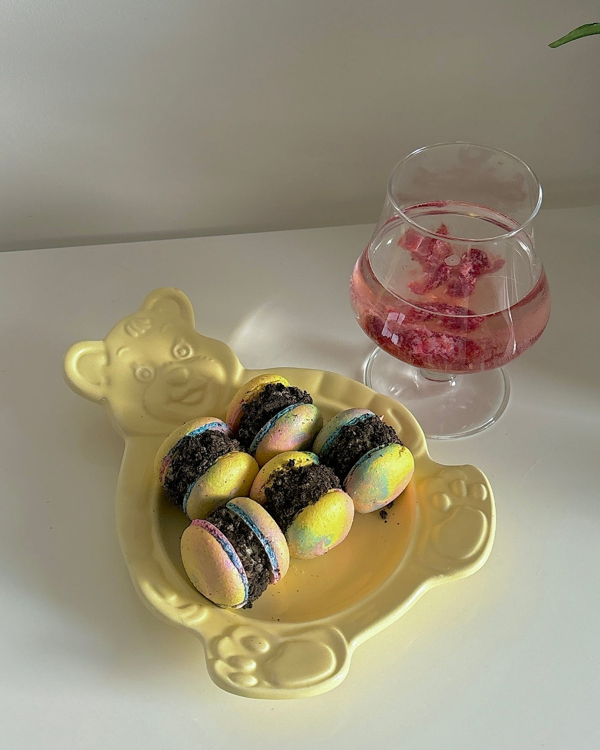 Rainbow macarons (8pcs in a box)