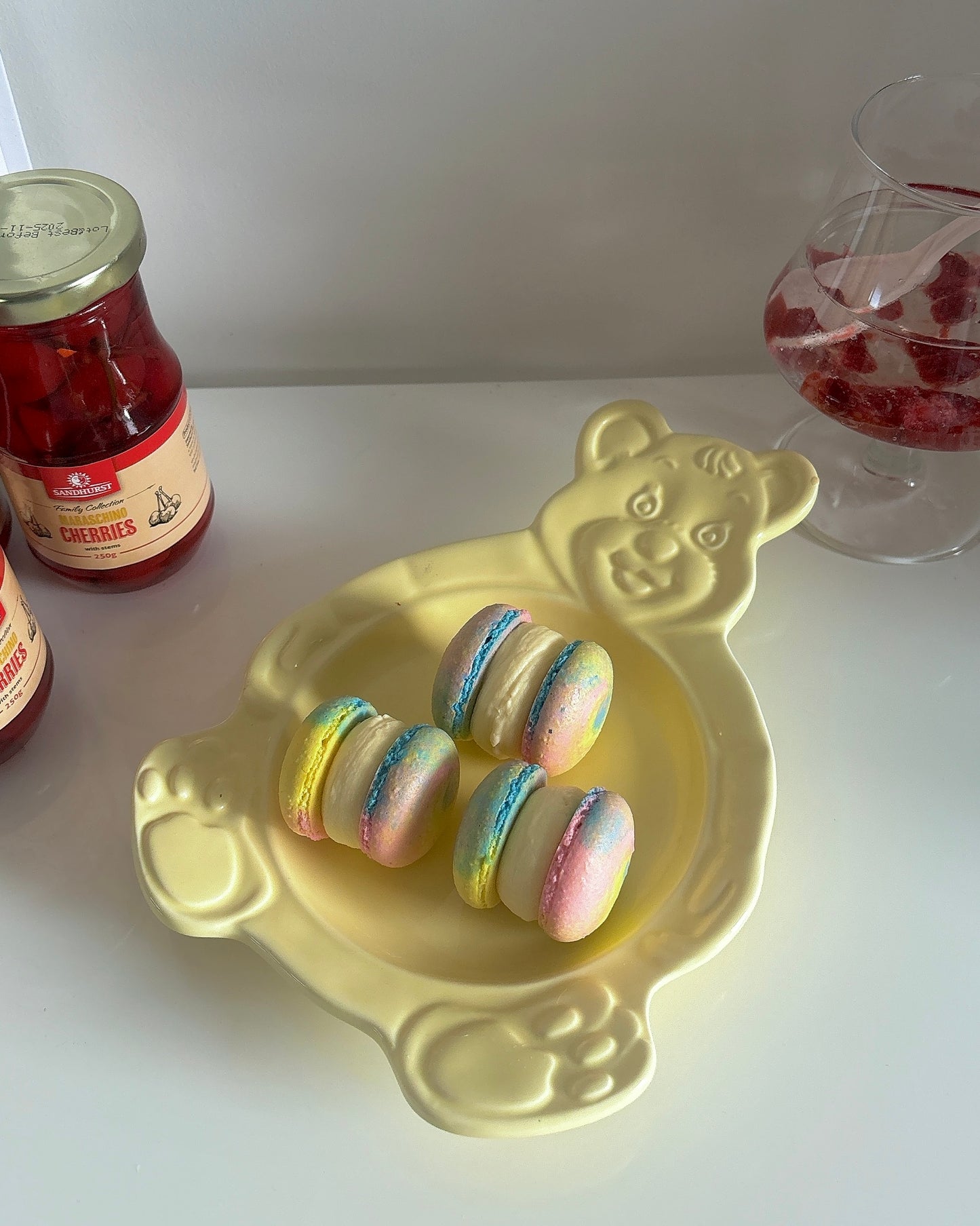 Rainbow macarons (8pcs in a box)